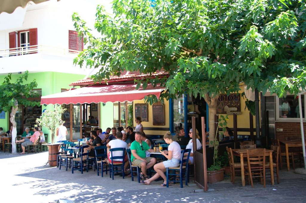 Agios Bar - DER Treffpunkt schlechthin, ob Tag oder Nacht